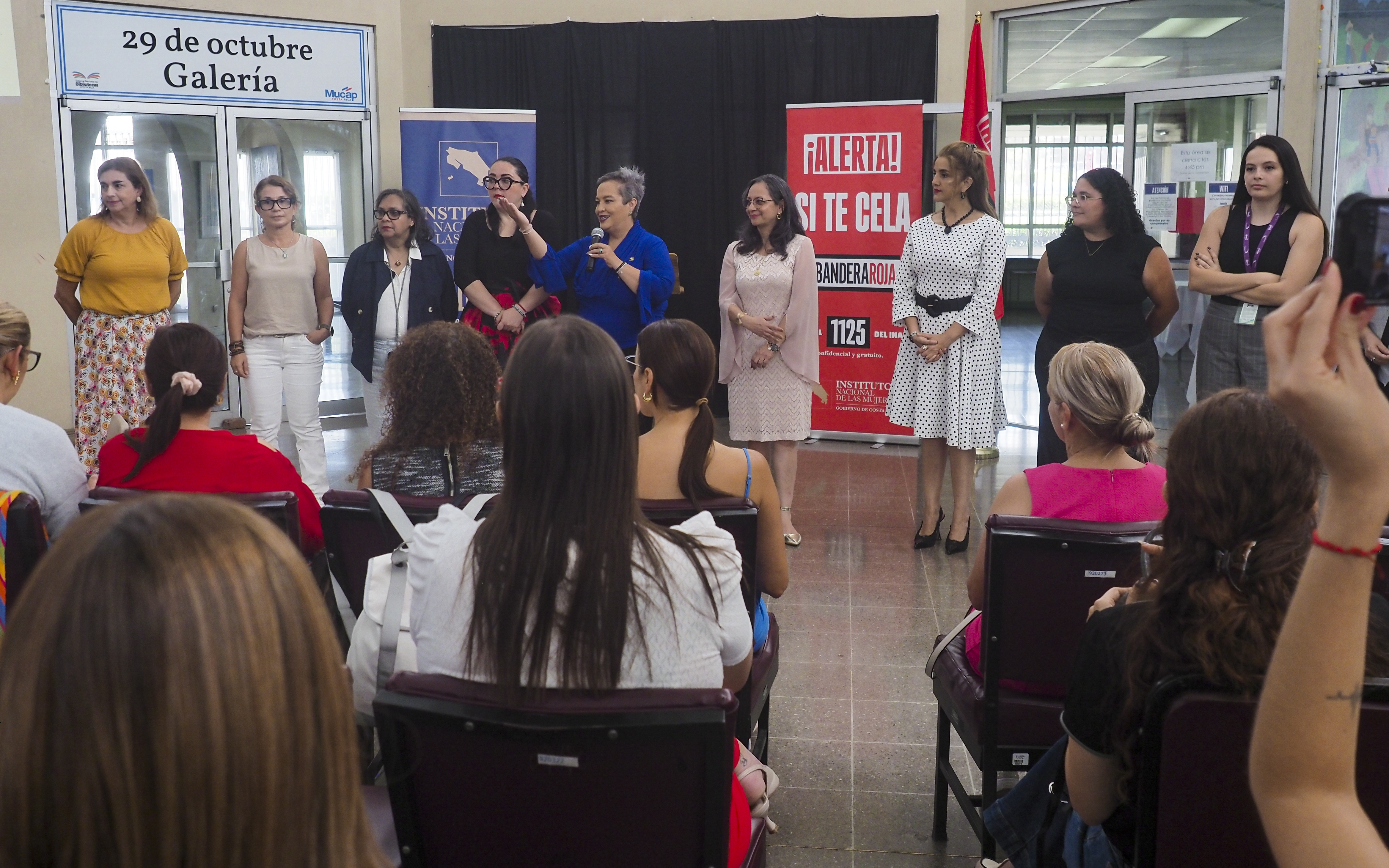 Parte del equipo de trabajo del INAMU junto a la Presidenta Ejecutiva del INAMU, Carolina Delgado Ramírez, en el primer encuentro en Cartago en el marco del 25N
